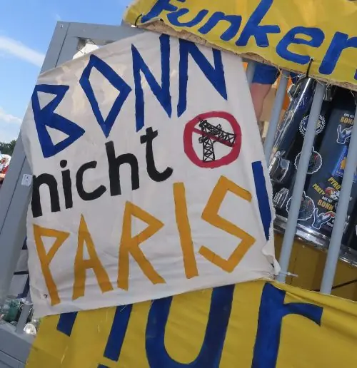 Bonn-Nicht-Paris-Plakat am Bonner Fanwagen auf den Medimeisterschaften